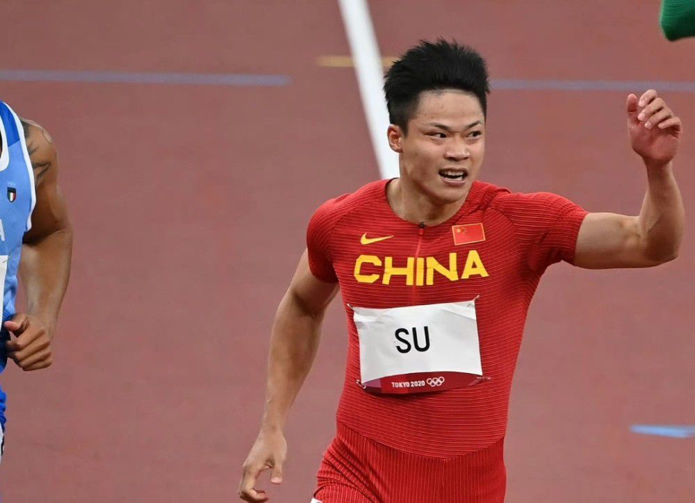 奥斯梅恩和那不勒斯签下续约新合同，最近几个月他一直是阿森纳关注的目标，不过枪手已经准备搁置了对奥斯梅恩的兴趣，因为阿森纳不准备触发奥斯梅恩续约合同中的违约金条款，据悉金额为1.3亿欧-1.4亿欧之间。
